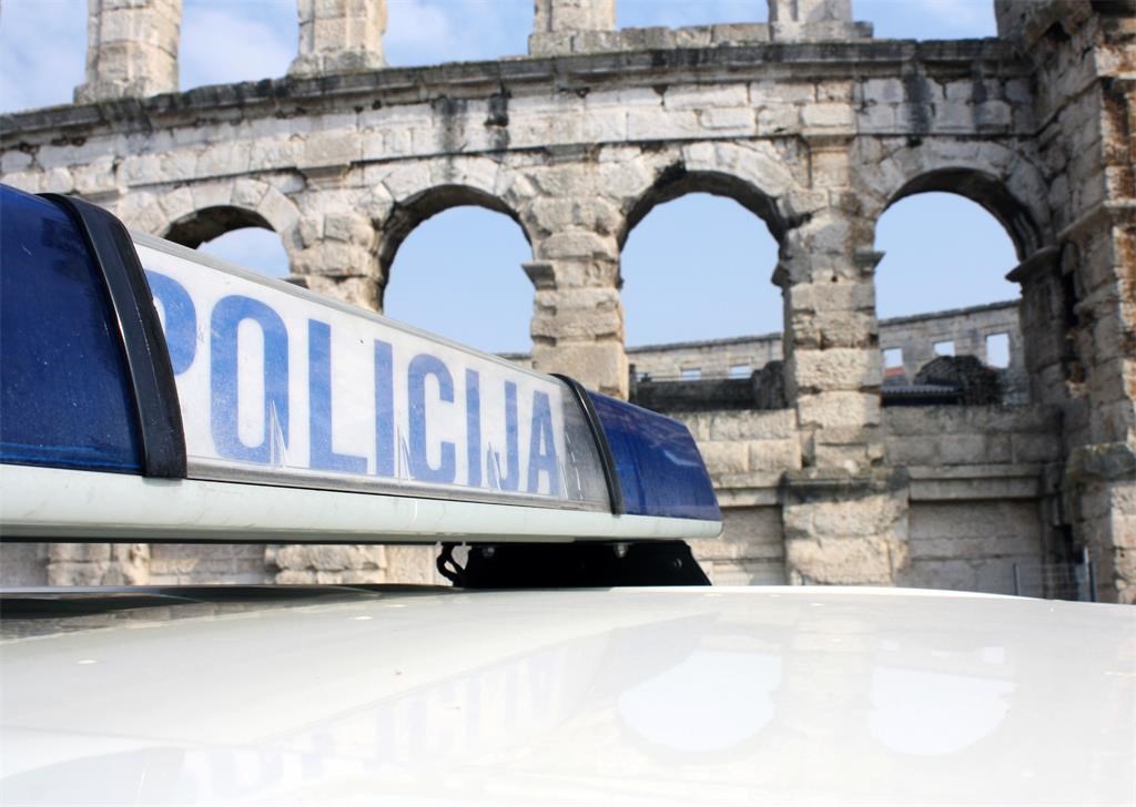 Pijani državljanin BiH izazvao TROSTRUKI SUDAR KOD PULE